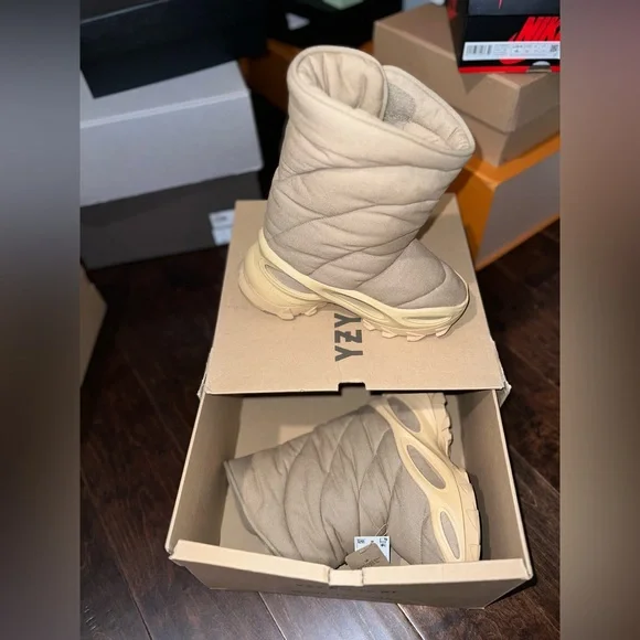 Yeezy NSLTD Boot 2021 in “Khaki' - Picture 2 of 5